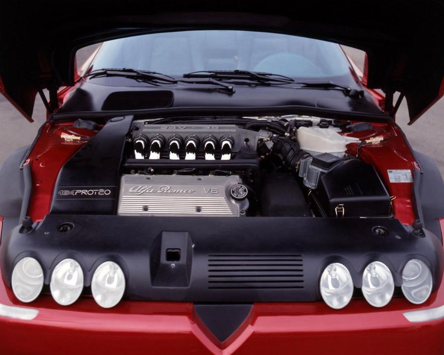 Моторный отсек Alfa Romeo 164 Proteo Concept 1991 года  (фото 21 из 34)